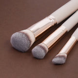 Drei Make-up-Pinsel in Apricot – Nahaufnahme der Pinselformen